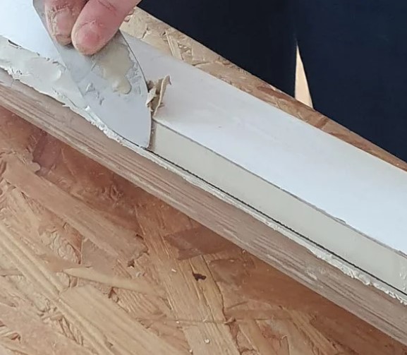 Cassette di legno verniciate di bianco: la tendenza shabby per terrazzi